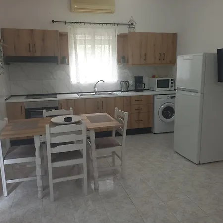 بيت للعطل Maria's Garden House *